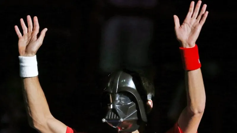 Novak Djokovič bavil diváky v masce z Hvězdných válek, z turnaje v Paříži ale vypadl