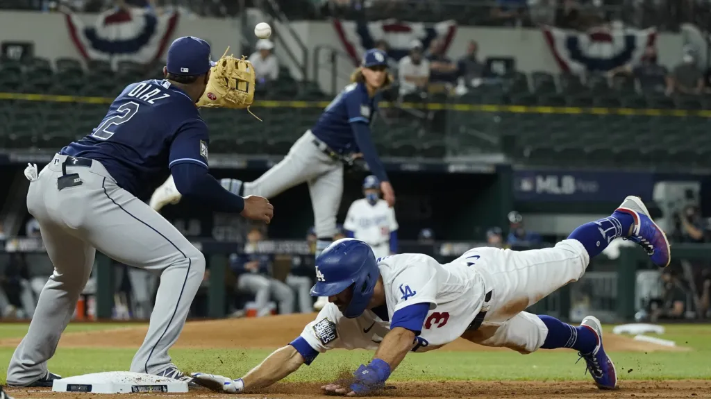 Chris Taylor z LA Dodgers slajduje ve Světové sérii