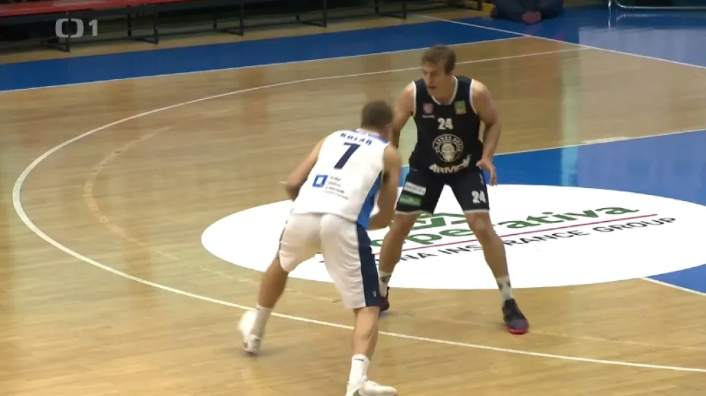 Basketbalisté hrají jeden na jednoho o 100 tisíc korun
