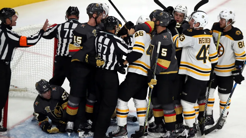 Skrumáž v utkání Vegas - Boston