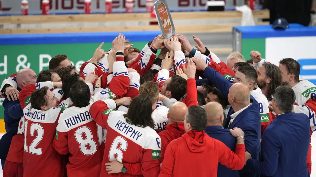 Radující se výběr hokejové reprezentace po bronzu na MS