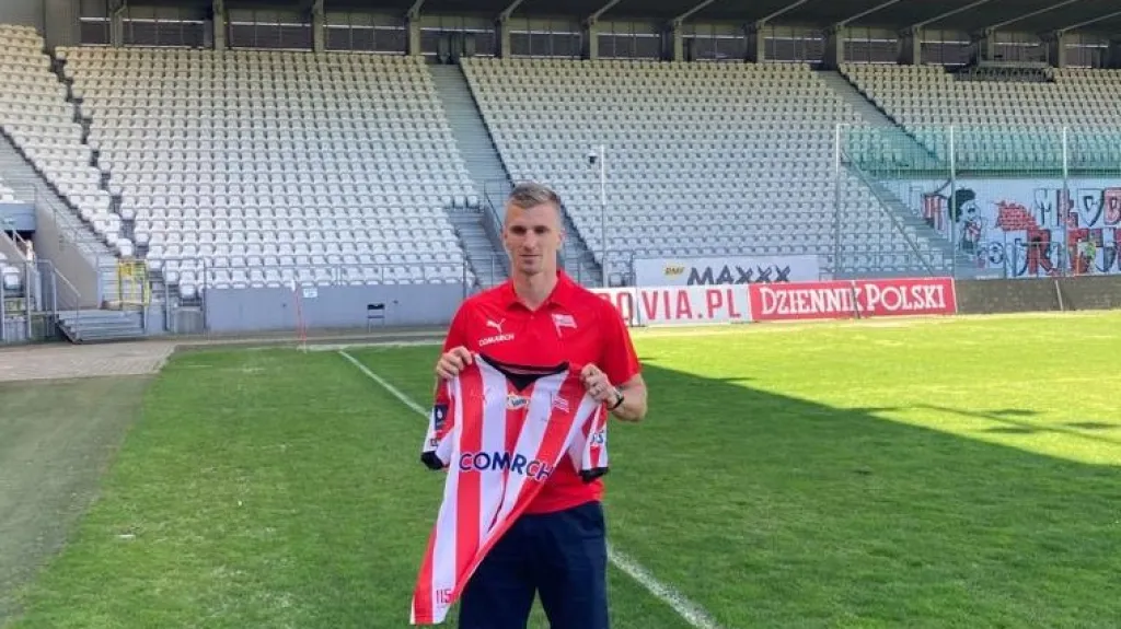 Jakub Jugas s dresem týmu Cracovia Krakov