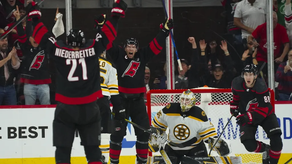 Martin Nečas se raduje se spoluhráči