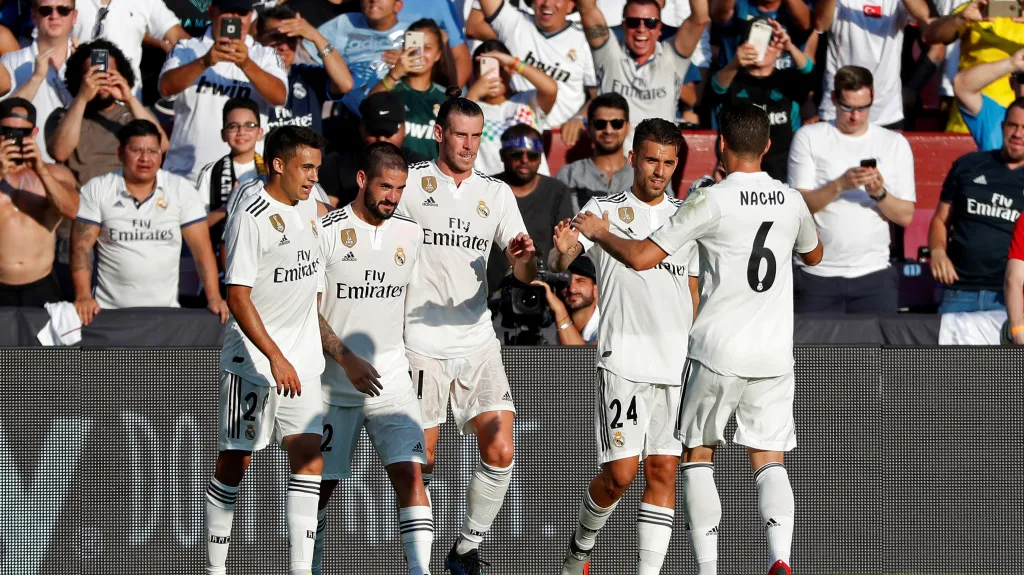 Fotbalisté Realu Madrid se radují z gólu