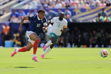 Kylian Mbappé rozeběhnutý proti obraně Senegalu