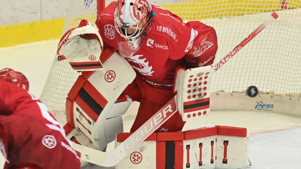Brankář Třince Marek Mazanec inkasuje
