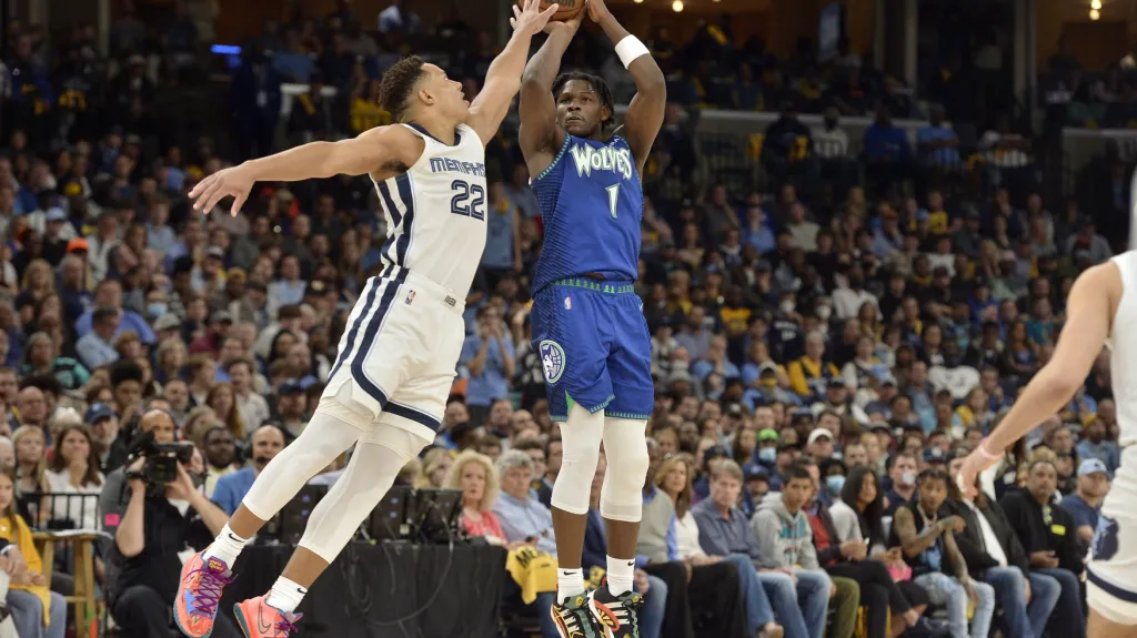 Anthony Edwards (v modrém) 