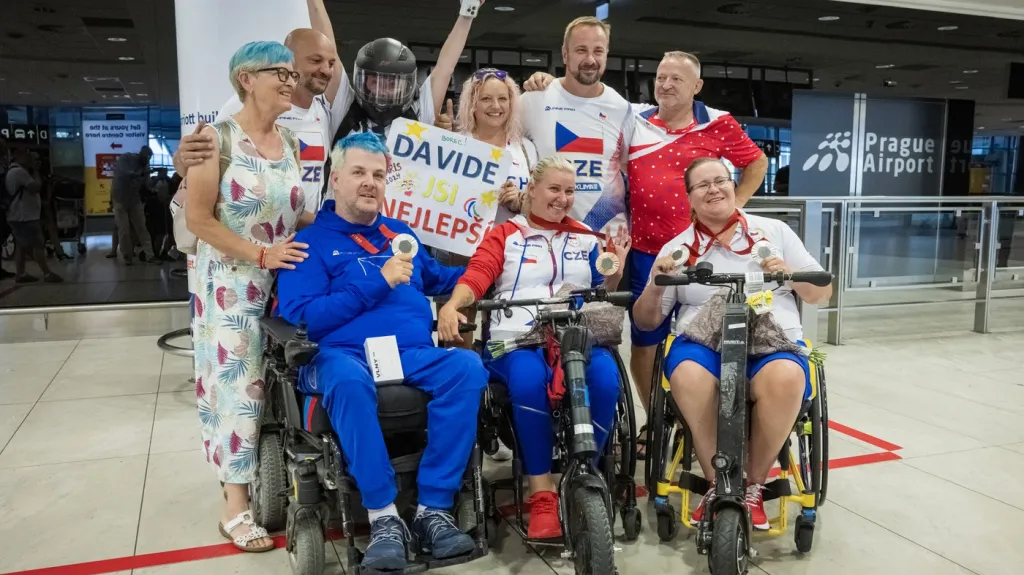 Čeští paralukostřelci po návratu do Prahy