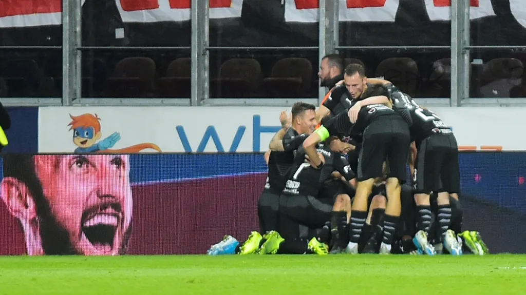 Fotbalisté Slavie se radují z gólu v Plzni