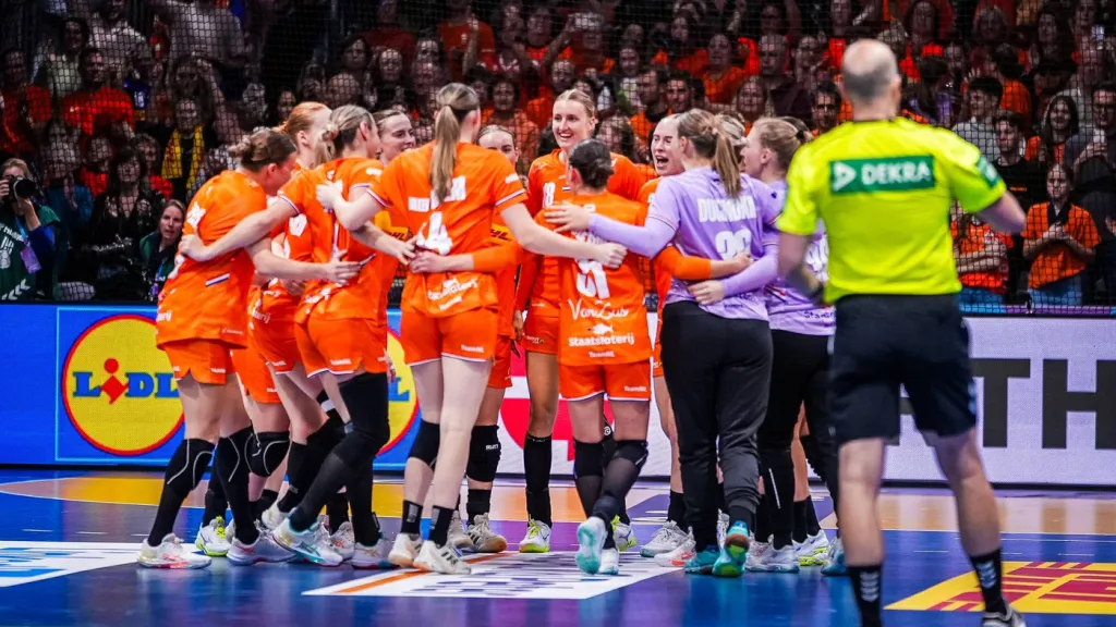 Nizozemské házenkářky slaví vítězství nad Argentinou