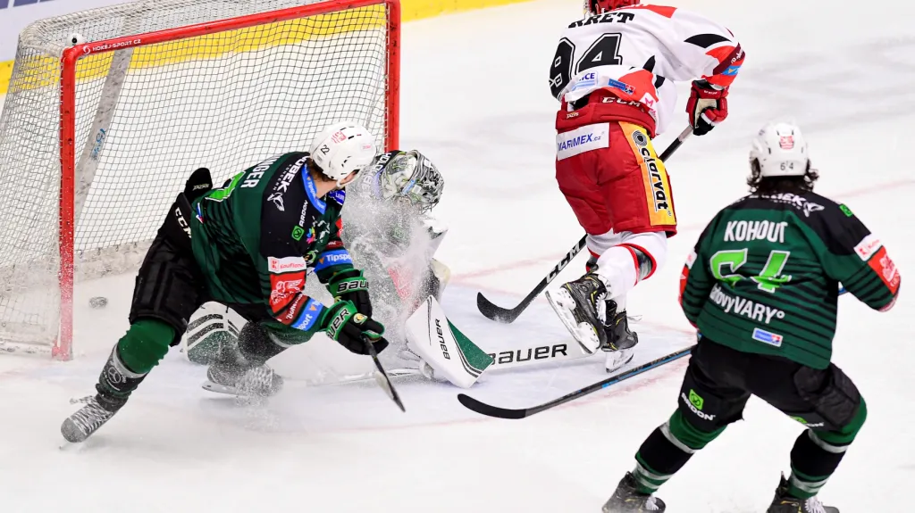 Jordann Perret (druhý zprava) z Hradce Králové dává gól v předkole play-off