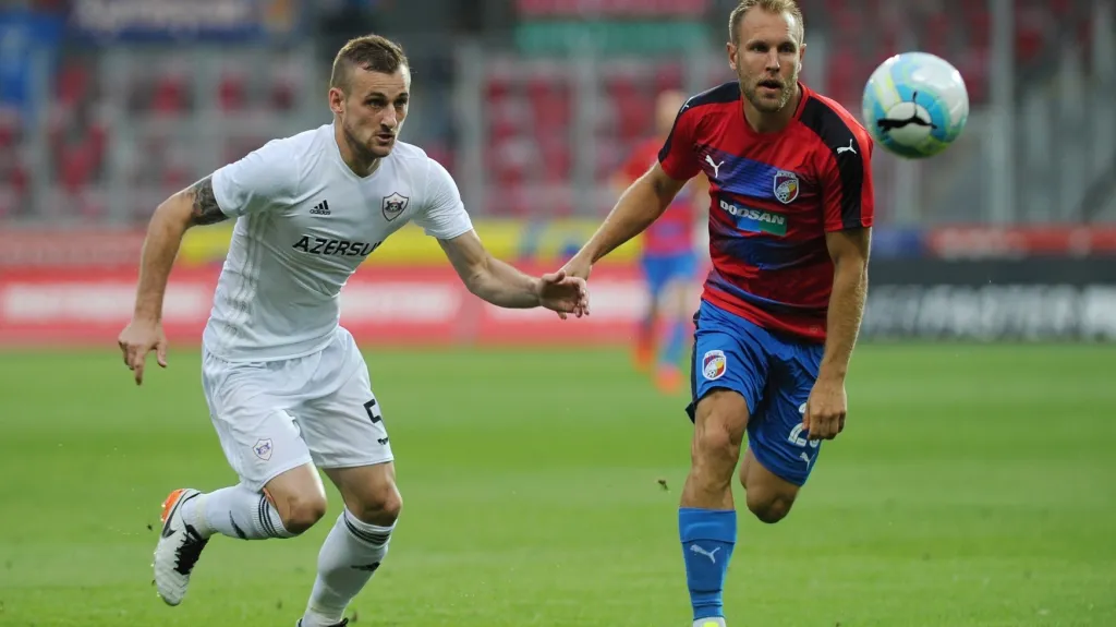 Daniel Kolář z Plzně (vpravo) v souboji s Maximem Medveděvem z Karabachu