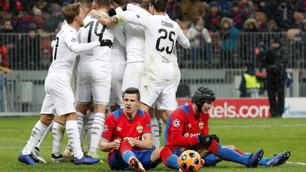 Fotbalisté Plzně se radují ze vstřelené branky do sítě CSKA Moskva