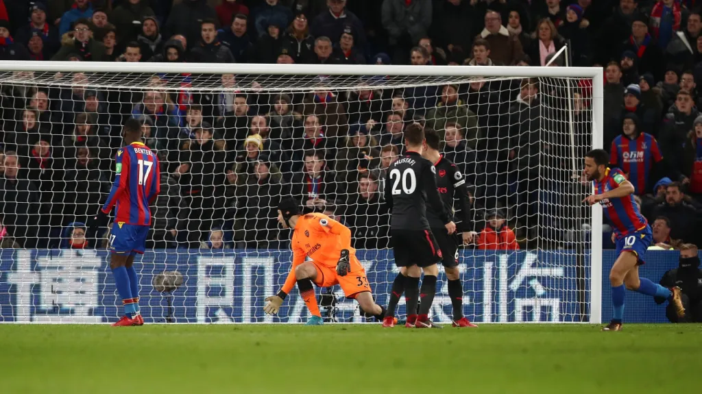 Andros Townsend (vpravo) překonal Petra Čecha 