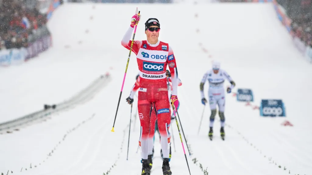 Norský běžec Johannes Klaebo po triumfu ve sprintu 