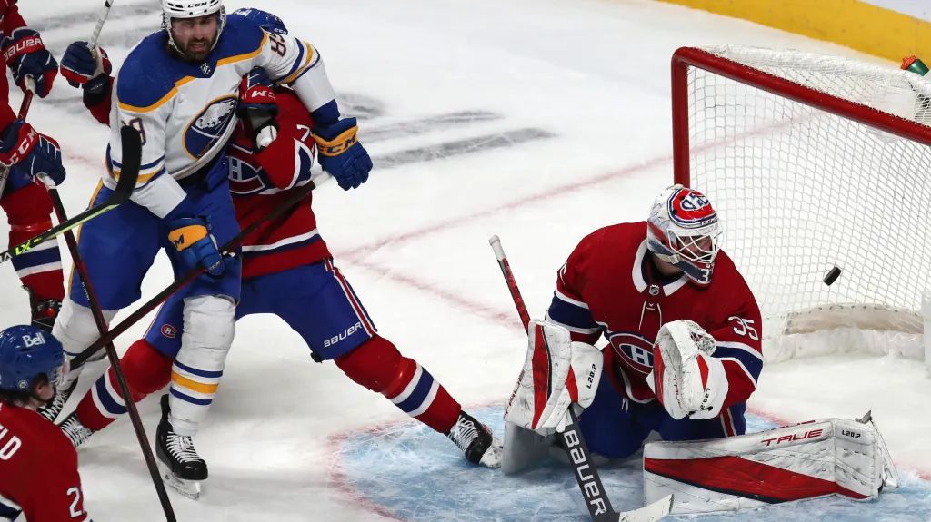 Jeff Skinner skóruje do sítě Canadiens