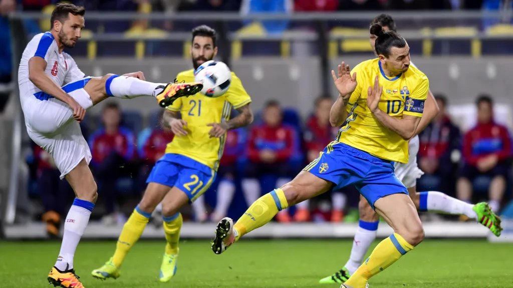 Tomáš Sivok odkopává míč před Zlatanem Ibrahimovicem ze Švédska
