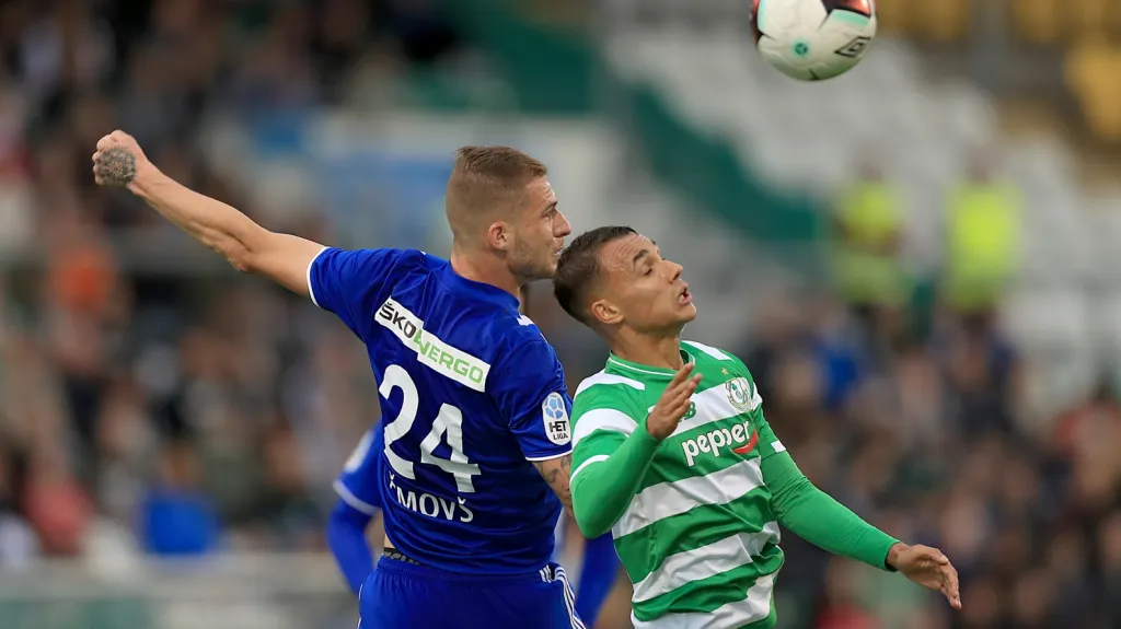 Boleslavský Pavel Čmovš v hlavičkovém souboji v utkání proti Shamrock Rovers