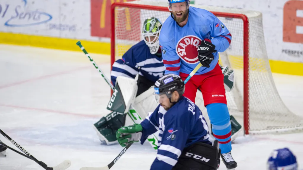 Jiří Novotný v retro dresu Českých Budějovic před mladoboleslavskou brankou