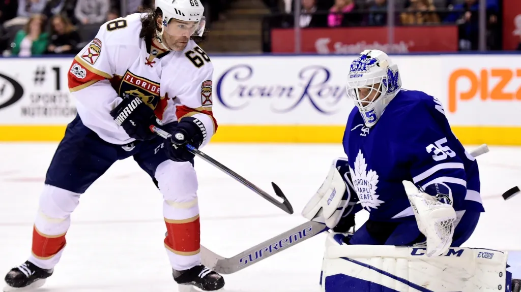 Floridský Jaromír Jágr střílí gól do sítě Toronta