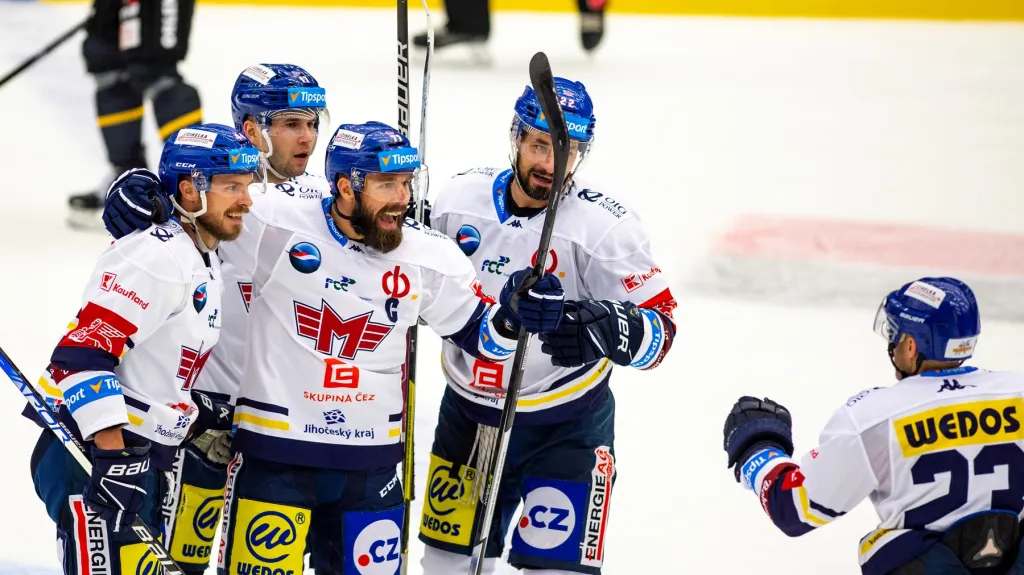 Kapitán Českých Budějovic Milan Gulaš se raduje se spoluhráči
