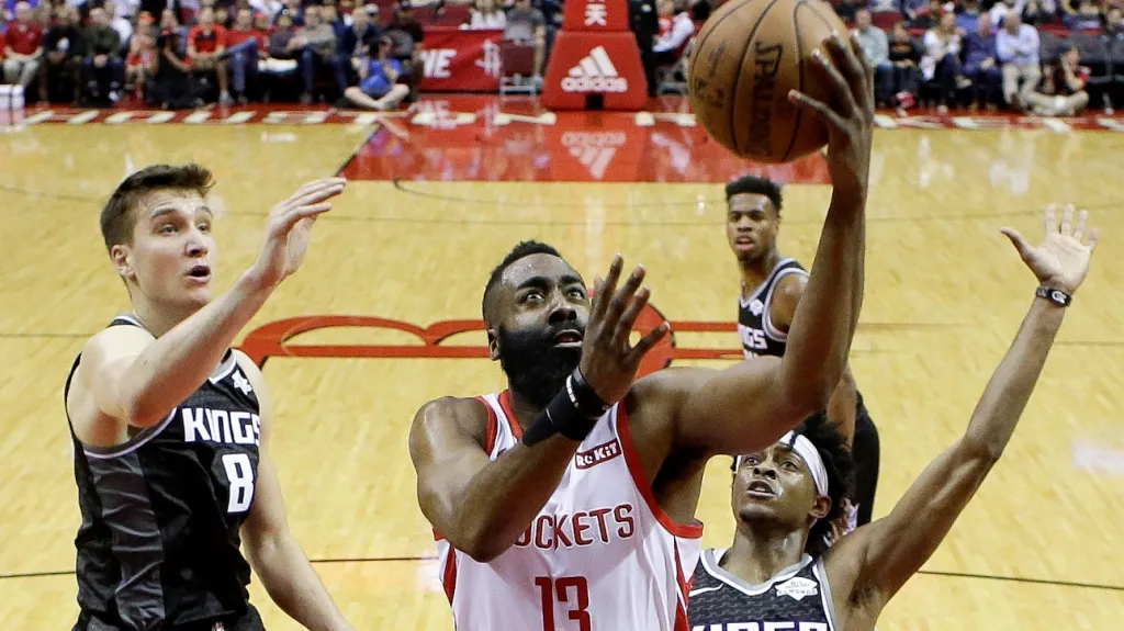 James Harden z Houstonu Rockets v nájezdu na koš proti Sacramentu Kings