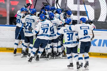 Radost hokejistů Kladna po vítězství nad Spartou