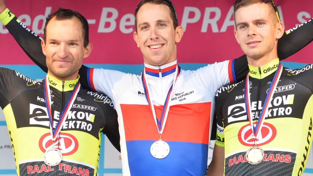Zleva druhý na MČR v silniční cyklistice Jan Bárta, vítěz Josef Černý a třetí Jakub Otruba