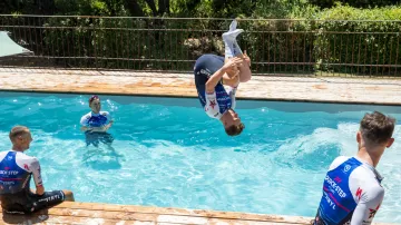 Fabio Jakobsen skáče do bazénu