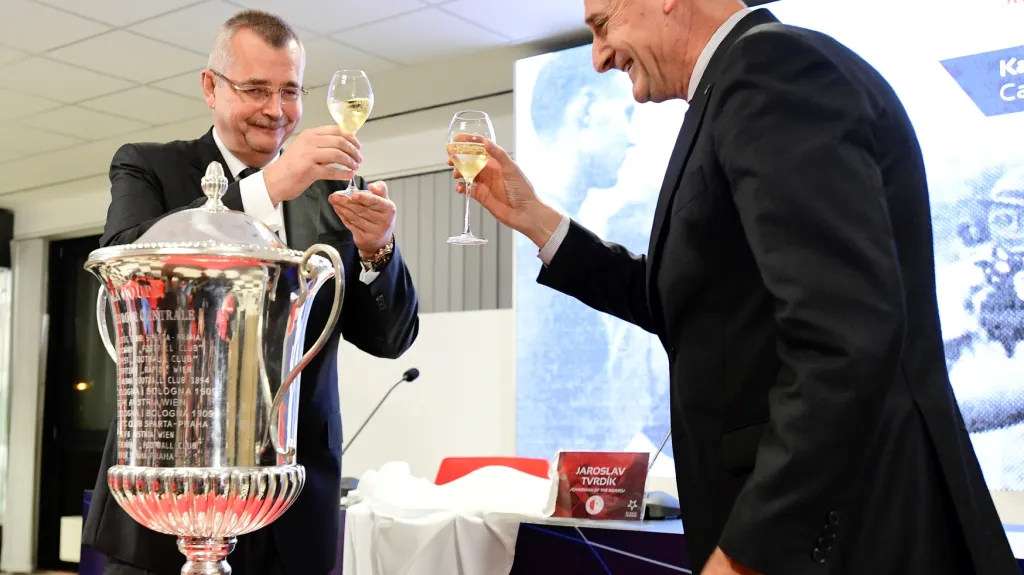 Jaroslav Tvrdík a Jordi Moix Latas s replikou Středoevropského poháru