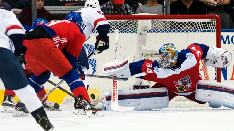 Petr Mrázek v akci proti USA