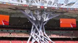 Uprostřed hlavní protější tribuny vyrostl symbolický atletický strom