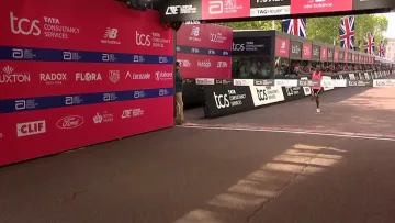 Sawe zaběhl maraton pod dvě hodiny
