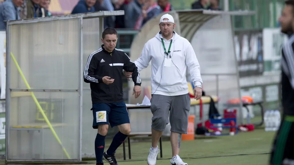 Rozhodčí Marek Pilný (vlevo)