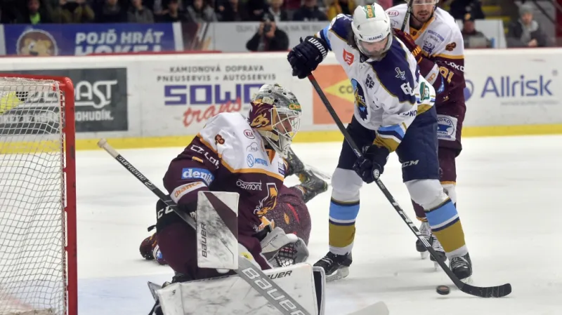 Jaromír Jágr z Kladna před brankou Jihlavy