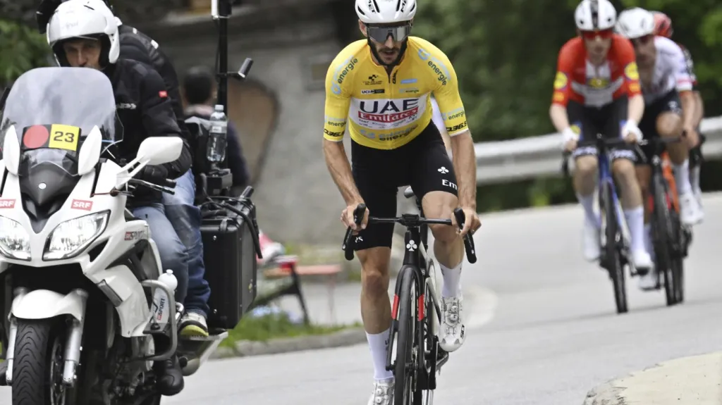Adam Yates ve žlutém trikotu na Tour de Suisse