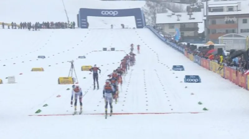 Závěr závodu žen na 15 km v Tour de Ski