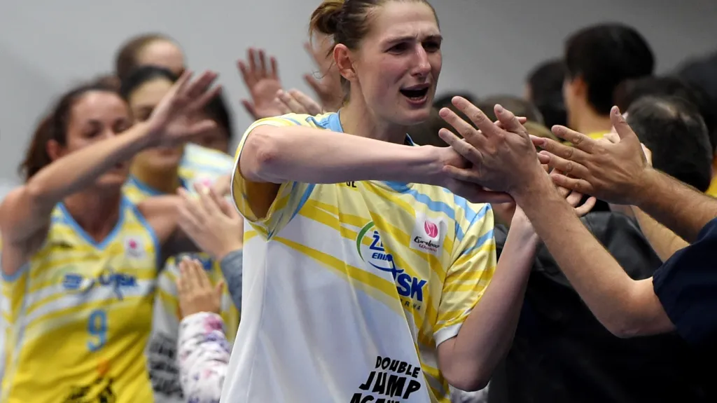 Ilona Burgrová oslavuje vítězství USK Praha s diváky