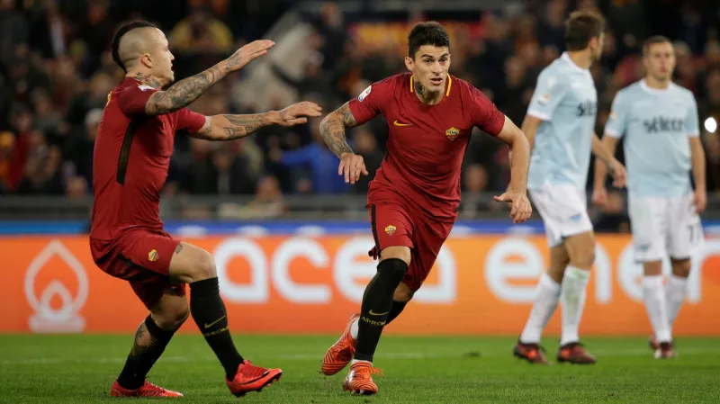 Diego Perotti z AS Řím slaví gól do sítě Lazia