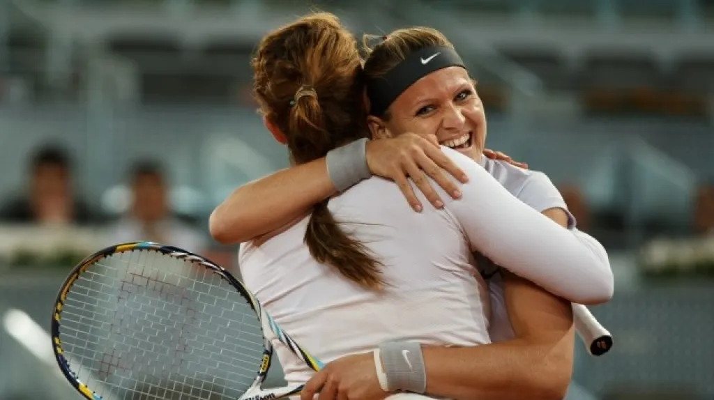 Lucie Šafářová se raduje s Anastasijí Pavljučenkovovou