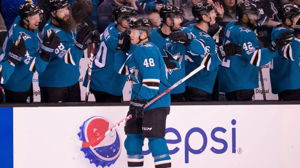 Tomáš Hertl se raduje se spoluhráči ze San Jose