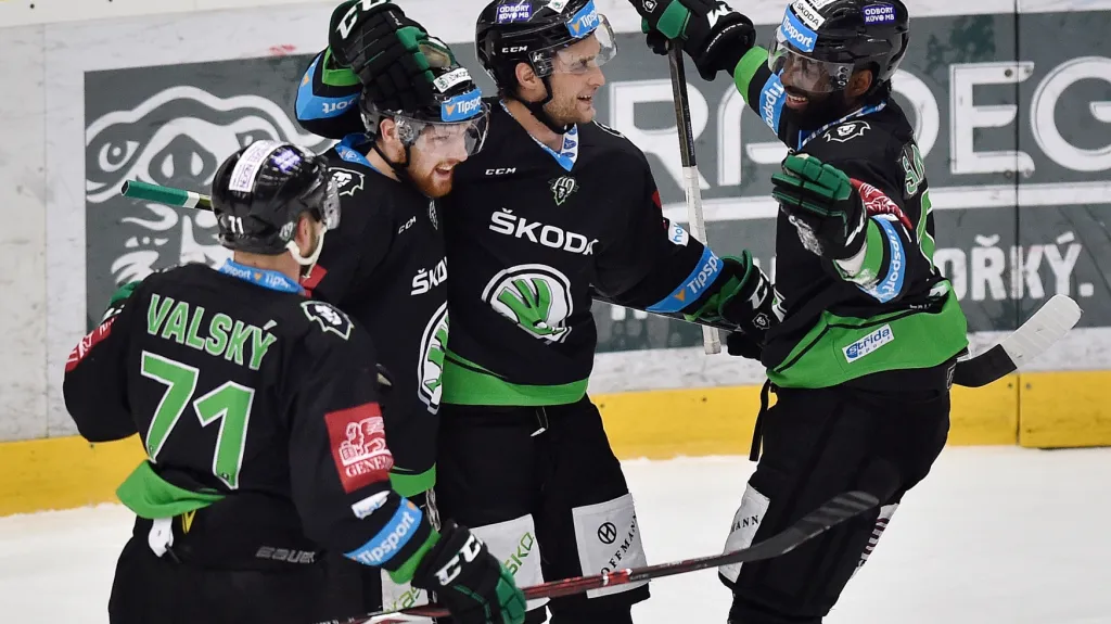 Hokejisté Mladé Boleslavi se radují ze vstřeleného gólu