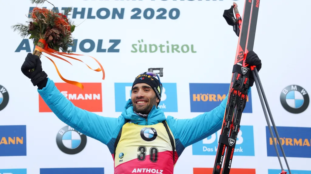 Slavící Martin Fourcade po výhře ve vytrvalostním závodě na MS v Anterselvě