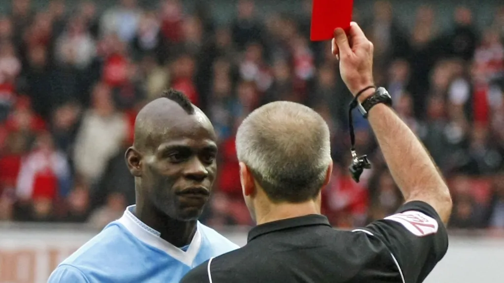 Balotelli inkasuje červenou kartu