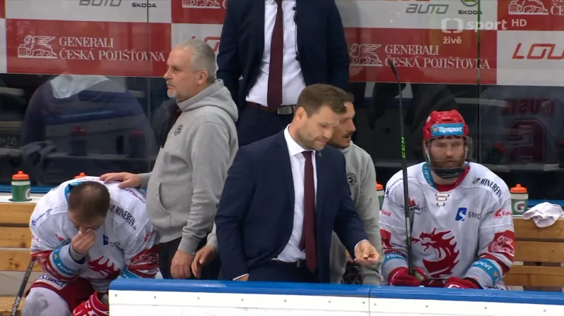 Třinecký obránce Doudera byl zřejmě zasažen mincí z hlediště