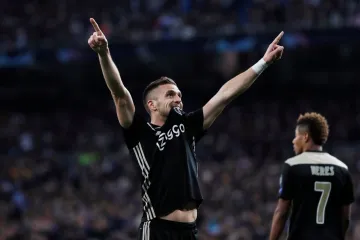 Dušan Tadič se raduje z gólu