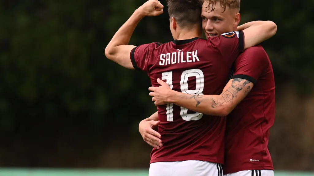 Sparťané Adam Karabec a Lukáš Sadílek oslavují gól