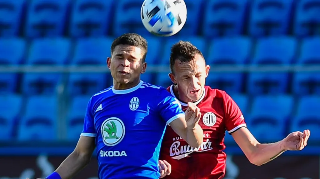 Matěj Valenta v souboji s budoucím spoluhráčem ze Slavie Ewertonem