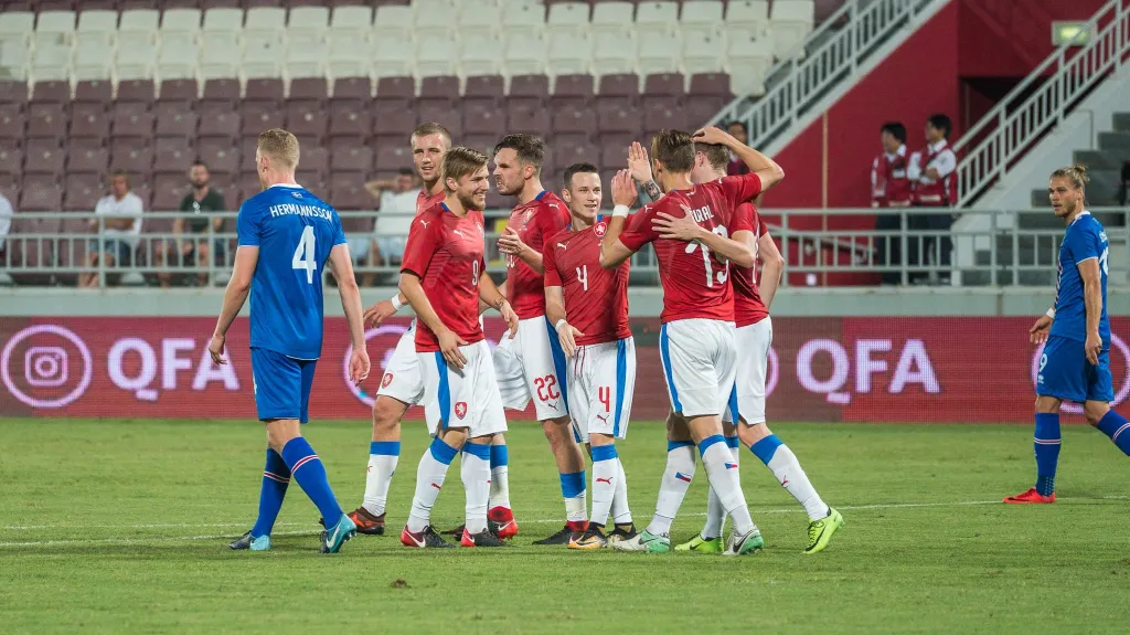 Radost českých fotbalistů po gólu v síti Islandu