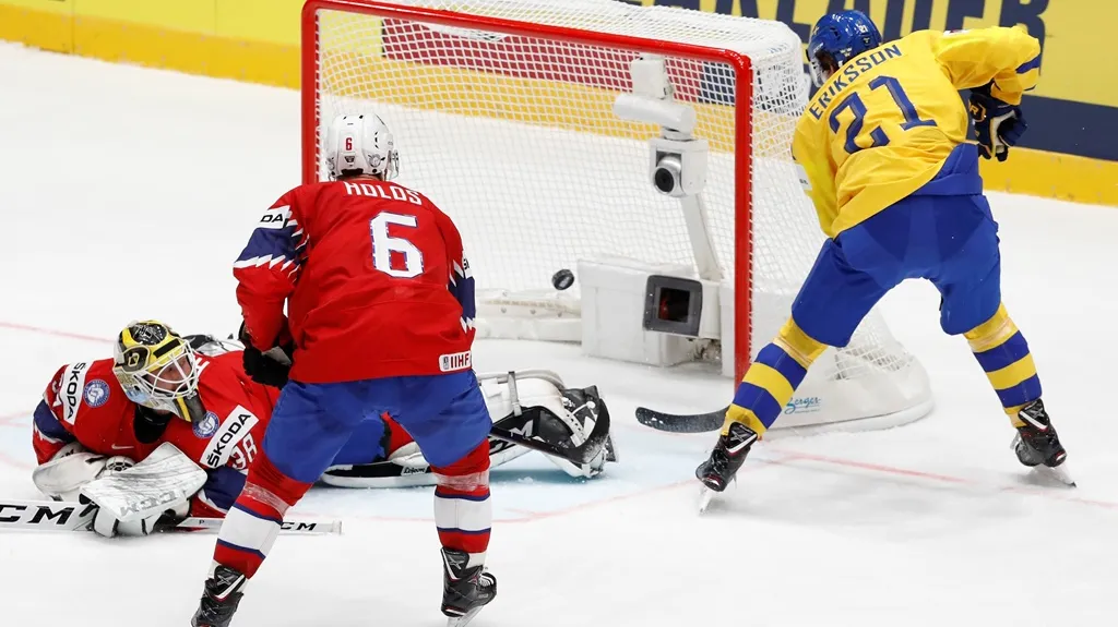 Loui Eriksson ze Švédska skóruje v utkání proti Norsku